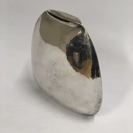 Vas, Theresia Hvorslev, Lidköping, tillverkad 1977, höjd ca 21cm, bredd ca 22 cm, liten buckla på ena sidan, 925/1000 silver Vikt: 733,6 g