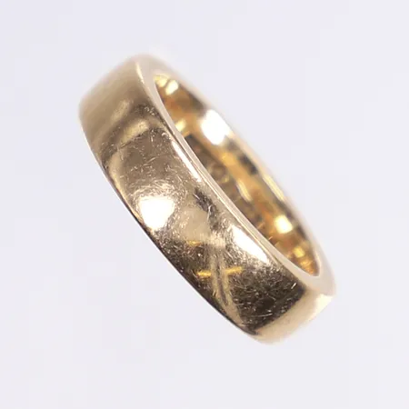 Ring slät, stl 17½, bredd 6mm, personlig gravyr, 18K Vikt: 13,1 g