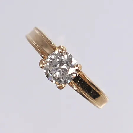 Ring med diamant 0,80ct Cape/P1 (färg drar mer åt grått snarare än gult), stl 16½, bredd 1-6mm, sprucken skena, 18K Vikt: 3,6 g