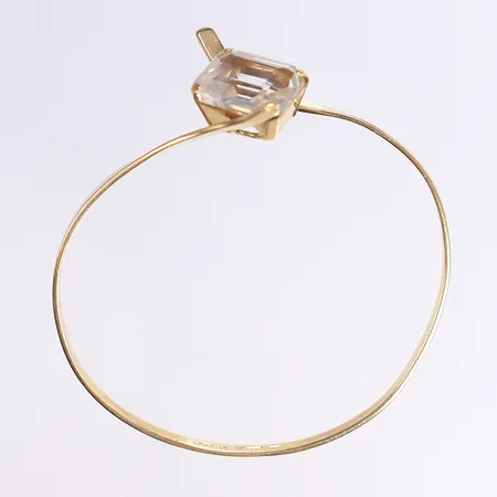 Armring med smaragdslipad vit sten troligen bergskristall, ca 55x47mm invändigt, bredd 3-27mm, tillv. Hasse Lingfjord, Stockholm 1966,, 18K Vikt: 12 g