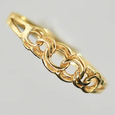 Ring Bismarck, stl 18, bredd 2-5 mm, 18K. Vikt: 1,1 g