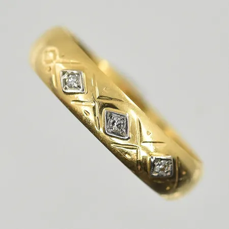 Ring med små diamanter, stl 18¾, bredd 4 mm, gulguld/vitguld, 18K. Vikt: 3,3 g