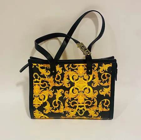 Väska, Versace Jeans Couture, konstläder, detaljer i gulmetall, bredd 34 cm, höjd 25 cm, djup 17 cm, inga övriga tillbehör. 