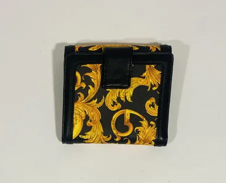 Plånbok, Versace Jeans Couture, konstläder, 8 st kortfack, mått 12 X 11½ cm, inga övriga tillbehör. 