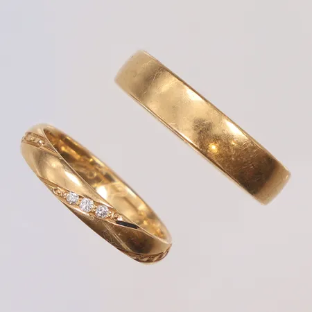 Två ringar, varav en med diamanter 3xca 0,01-0,02ct, gravyr, 18K  Vikt: 10,2 g