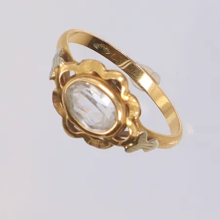Ring med vit sten, stl 16¼, bredd 2-9mm, 18K  Vikt: 1,8 g