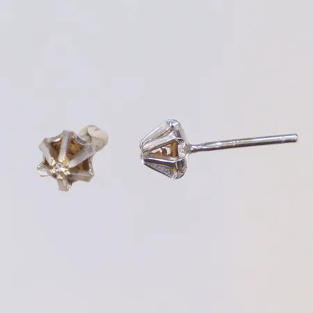 Ett par Örhängen i vitguld med diamanter 2xca0,01ct, bredd 5mm, saknar stoppers, 18K Vikt: 0,9 g