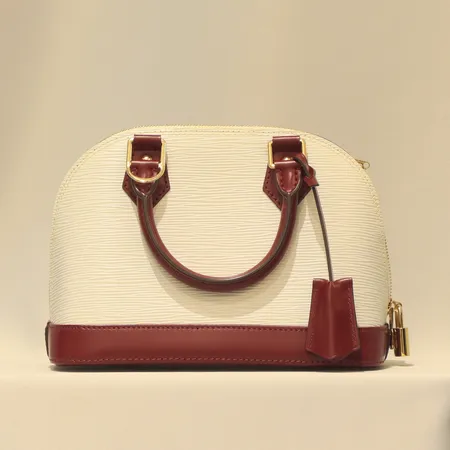 Handväska Louis Vuitton Epi Alma BB Handbag modell: M53589 White Bordeaux snr. AR0129, tillverkad 2019 i Frankrike,  Epi-läder, 23,5x11,5x18cm, med axelrem, dustbag, kartong, etiketter, kopia på kvitto daterat 2019, smärre bruksslitage i gott skick. 