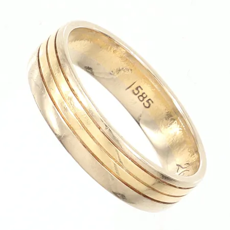 Ring, tvåfärgad, stl 20, bredd ca 6mm, gravyr, repig, 14K Vikt: 6,1 g