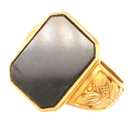 Ring svart sten Onyx, stl 17¼, bredd 16,9mm, gravyr, 18K  Vikt: 7,4 g