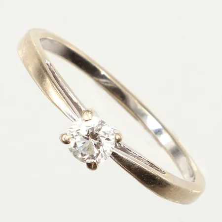 Ring med diamant 0,29ct, enligt gravyr, vitguld, stl 18, bredd ca 4mm, 18K Vikt: 2,4 g