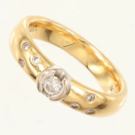 Ring diamanter 1x 0,01ct, 6x 0,001ct, stl 15½, bredd 4,8mm, 18K  Vikt: 5 g