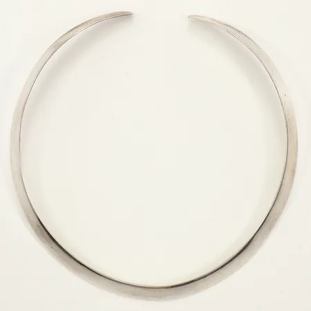 Collier, stelt, Ø ca 6-12cm, innermått ca 6-11cm, bredd ca 8-10mm, repigt, 925/1000 silver Vikt: 26,8 g