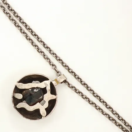 Hänge med sten, Ø ca 6cm, djup ca 17mm, kedja rundad Ankar, längd ca 78cm, Jacob Hull Danmark, för Buch & Deichmann , skadat hängfäste, försilvrad metall Vikt: 132,5 g