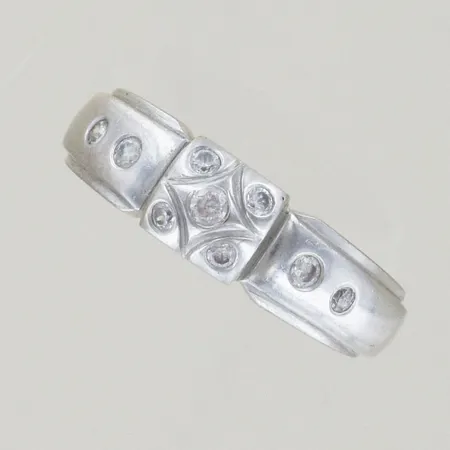 Ring vitguld med stenar, Ø 17¾, bredd 6 mm, 18K Vikt: 7,3 g