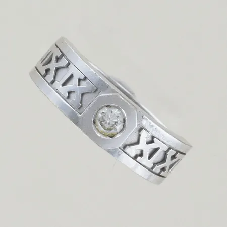 Ring vitguld med sten, Ø 17¾, bredd 6,5 mm, 18K Vikt: 6,6 g