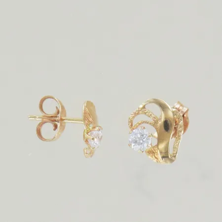 Ett par örhängen med sten, höjd 8,9 mm, 18K  Vikt: 0,8 g