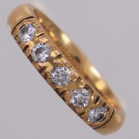 Ring med diamanter 5xca0,06ct, stl 16, bredd 3,7mm, gravyr, 18K  Vikt: 4,4 g