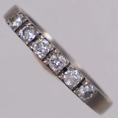 Ring med diamanter 6xca0,05ct, totalt 0,34ctv enligt gravyr, stl 17¾, bredd 2,5-2,7mm, Cedstam Guldsmed Bo 1970, 18K Vikt: 2,8 g