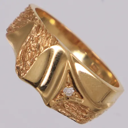 Ring med briljantslipad diamant 0,02ct, stl 19, bredd 9mm, Bengt Hallberg, Köping år 1969, 18K Vikt: 5,6 g