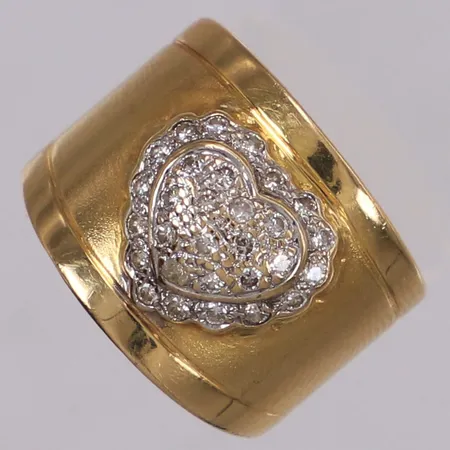 Ring med diamanter 29xca0,01ct, stl 16½, bredd 7,3-14,7mm, motiv med hjärta, 18K  Vikt: 5,8 g