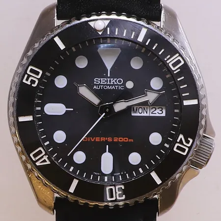 Herrur Seiko Scuba Diver´s 200m, stål, automatisk, 42,5mm, refnr 7S26-0020, serienr 8D1314, dag, datum, utbytt vridring, läderarmband ej original, smärre repor, inga tillbehör. 