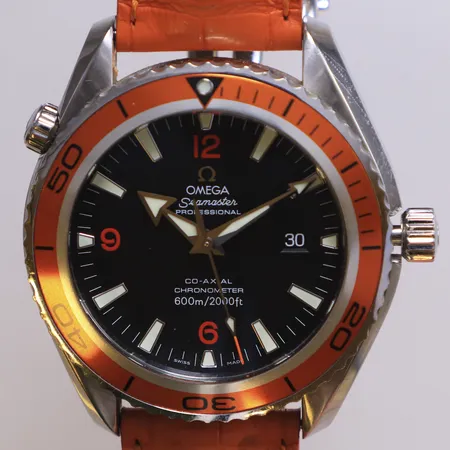 Herrur Omega Seamaster Professional 600m/2000ft Planet Ocean, Chronometer, stål, automatisk Co-Axial, 45,5mm, refnr 2908.50.38, serienr 84732113, Cal 2500, datum, safirglas, heliumventil, läderarmband, viklås, tag, box. 