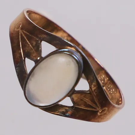 Ring med månsten, stl 16½, bredd 1,8-9mm, Hedbergs Guld Dalsjöfors 1964, 18K Vikt: 1,5 g