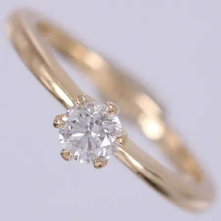 Ring med diamant ca 1x0,30ct, W/Si2, stl: 15¾, bredd: ca 2-5mm, gravyr, GHA, 18K  Vikt: 2,6 g