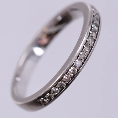 Ring med diamanter ca 16x0,01ct, stl: 18½, bredd: ca 3mm, GHA, 18K  Vikt: 4,5 g