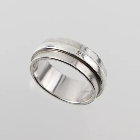 Ring med liten diamant , stl 18mm , bredd 7,9mm, stämplad HO silver 925/1000 Vikt: 8,2 g