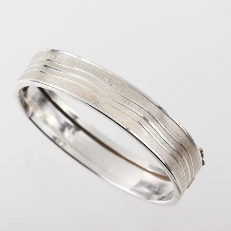 Armband stelt, oval med innermått ca 62x54mm, bredd ca 14mm, en ojämnhet, silver 835/1000 Vikt: 25,4 g