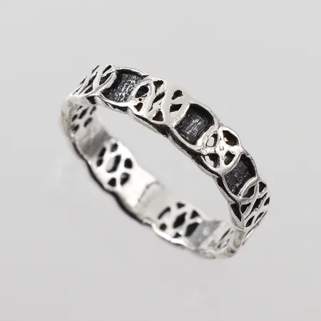 Ring med genombruten dekor, stl 20½mm, bredd 5,5mm, silver 925/1000 Vikt: 3,9 g