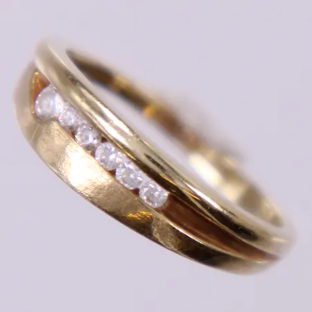 Ring med vita stenar, stl: 16¾, bredd ca 2-6mm, 14K Vikt: 2,5 g