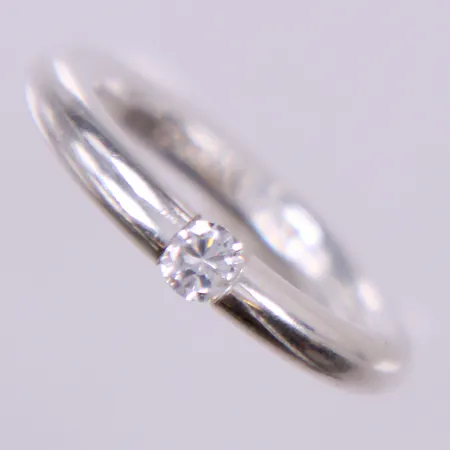 Ring med vit sten, Exign, stl: 18, bredd ca 3mm, 925/1000 silver Vikt: 5,9 g