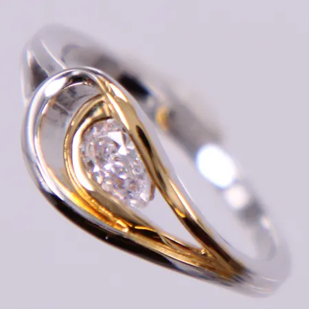 Ring med vit sten, stl: 18 ¼, bredd ca 2-8mm, GHA 925/1000 silver Vikt: 3,1 g