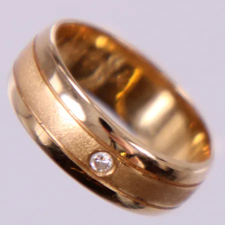 Ring med diamant ca 1x0,03ct, Persson Juv.Firma Bo-Georg 1968, graverad, stl: 16, bredd ca 5mm, 18K Vikt: 5 g