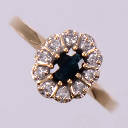 Ring med safir & 11 diamanter ca 0,20ct enligt gravyr, GHA stl: 19, 18k Vikt: 3,3 g