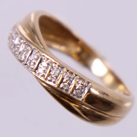 Ring med diamanter ca 18x0,005ct, stl: 18 ¾, bredd ca 3-7mm, GHA 18K Vikt: 4,2 g