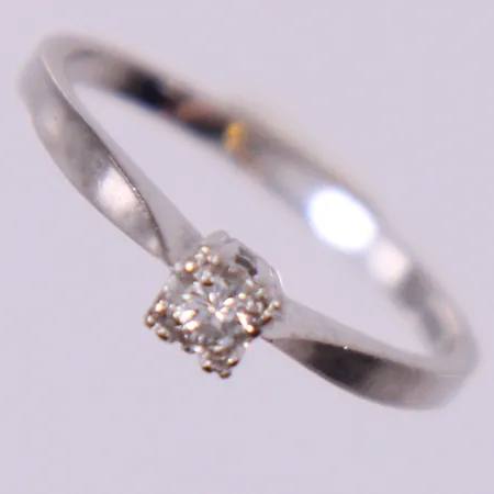 Ring med diamant ca 1x0,07ct enligt gravyr, stl: 16 ¾, otydliga stämplar, 18K Vikt: 2,2 g