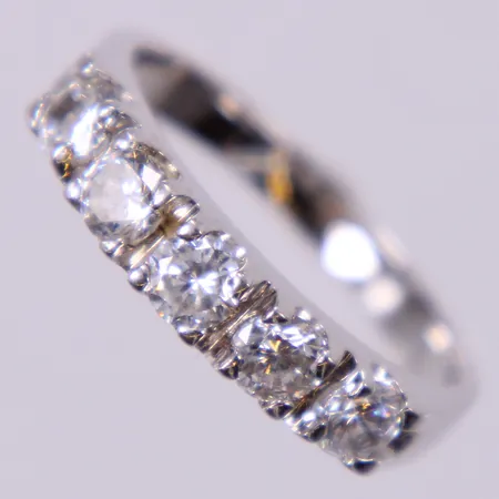 Ring med vita stenar, stl 18¾, bredd: ca 3-4mm, 925/1000 silver  Vikt: 4,1 g