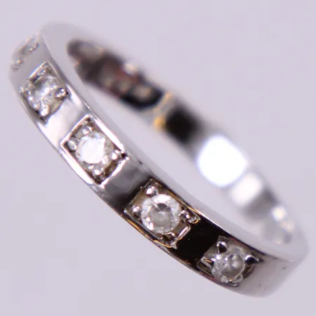 Ring med vita stenar, stl 19, bredd: ca 3-3,5mm, 925/1000 silver  Vikt: 3,1 g