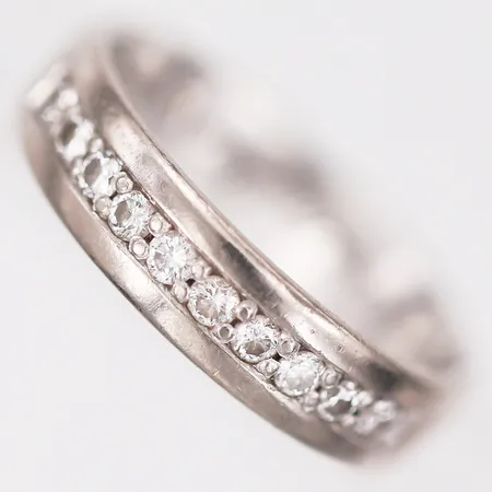 Ring med diamanter, totalt 0,30ct enl gravyr, stl: 18, bredd: 5mm, Schalins, gravyr, 18K vitguld Vikt: 5,9 g