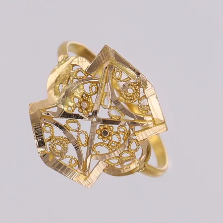 Ring med filigranarbete, stl 17½, bredd 1,5-5,5mm, skev. 18K Vikt: 16 g