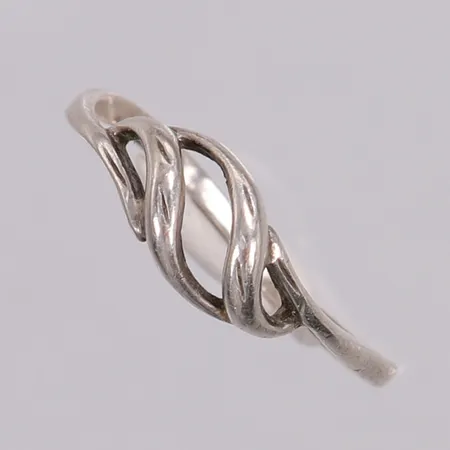 Ring med öppen dekor, stl 18, bredd 1,5-6,5mm, skev, bucklig. 925/1000 silver Vikt: 1,5 g