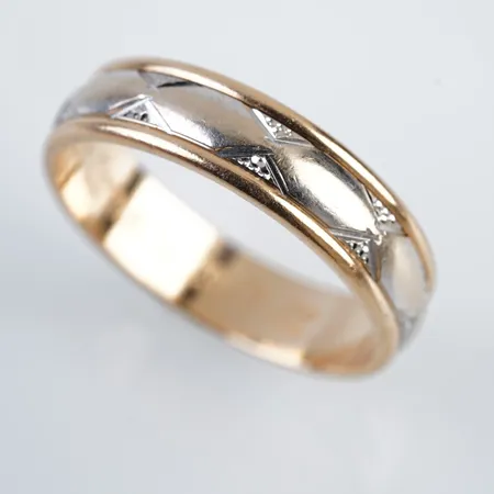 Ring m diamanter, gul/vitguld, stl 18½(58), bredd 5mm, 18k, gravyr Vikt: 5,2 g