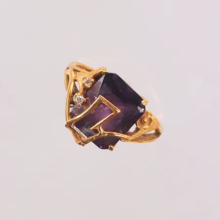 Ring med lila sten, samt 2 vita stenar, stl 19, bredd 2-14 mm, 21K, bruttovikt 6,3g Vikt: 6,3 g