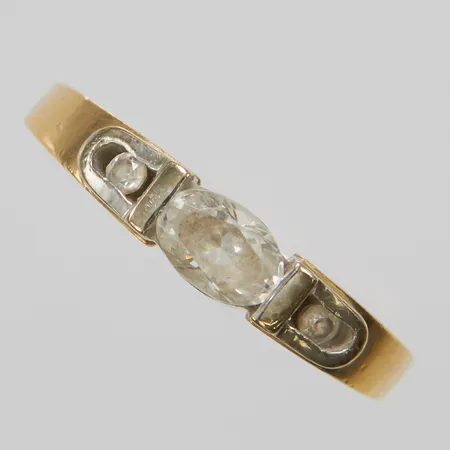 Ring, vita stenar, stl 17, bredd 2-4mm, polska stämplar, 14K Vikt: 2,7 g