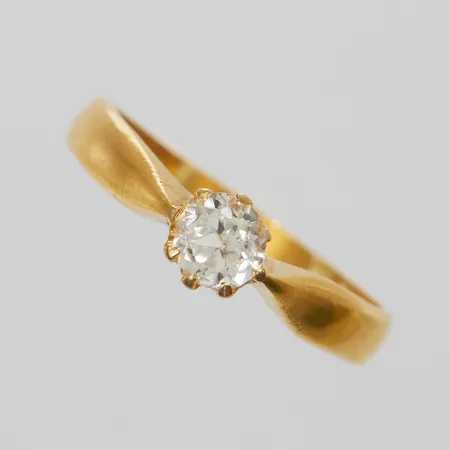 Ring, vit sten, stl 19, bredd ca 3-6mm, Hallbergs Guldsmeds Ab C G, år 1936, 23K Vikt: 4,7 g