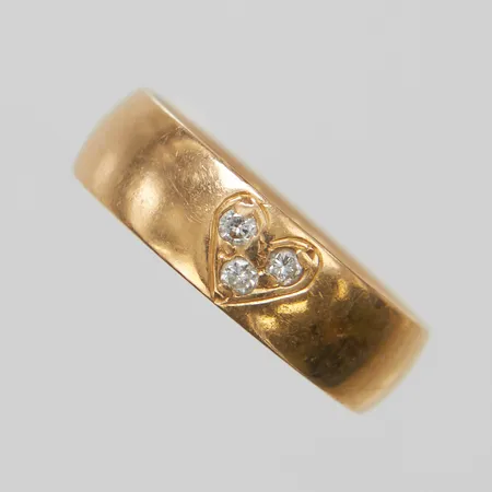 Ring, briljantslipade diamanter 3 x ca 0,02ct, stl 14¼, bredd 5mm, gravyrer, 18K Vikt: 4,8 g